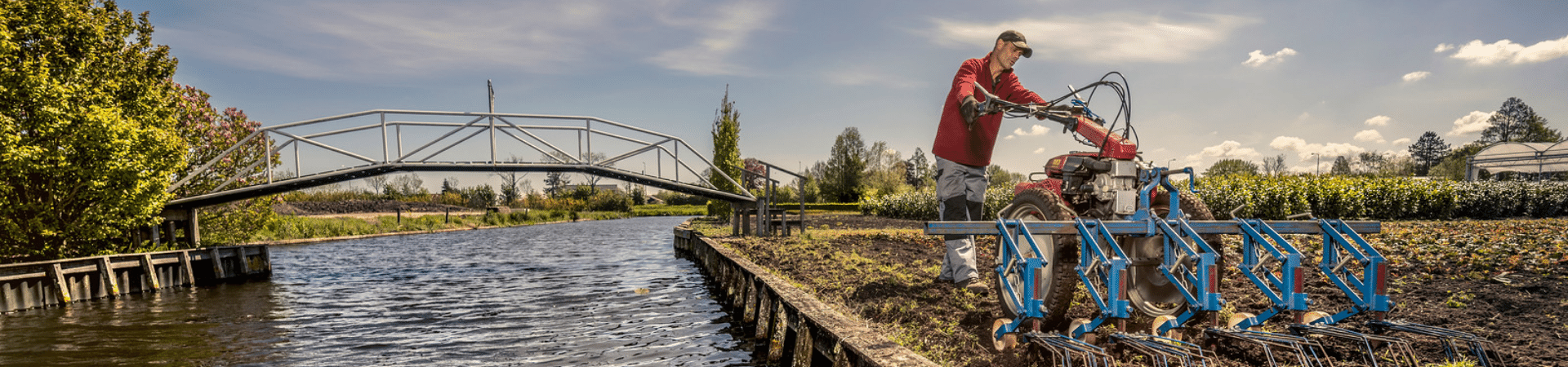 Man ploegt zijn akker naast een kanaal