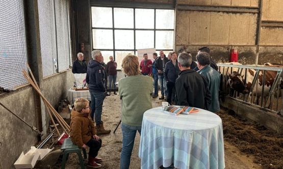 deelnemers koffiemomentje in stal