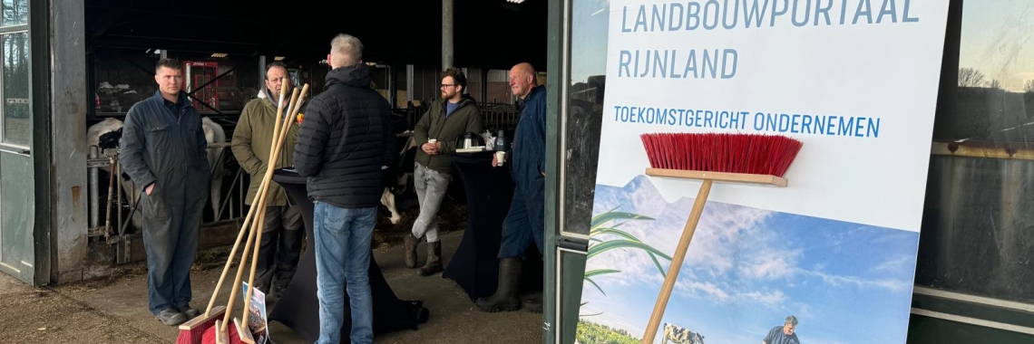 deelnemers koffiemomentje in stal