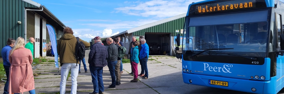 waterkaravaan bus op het erf van deelnemer Landbouwportaal