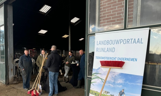 deelnemers koffiemomentje in stal