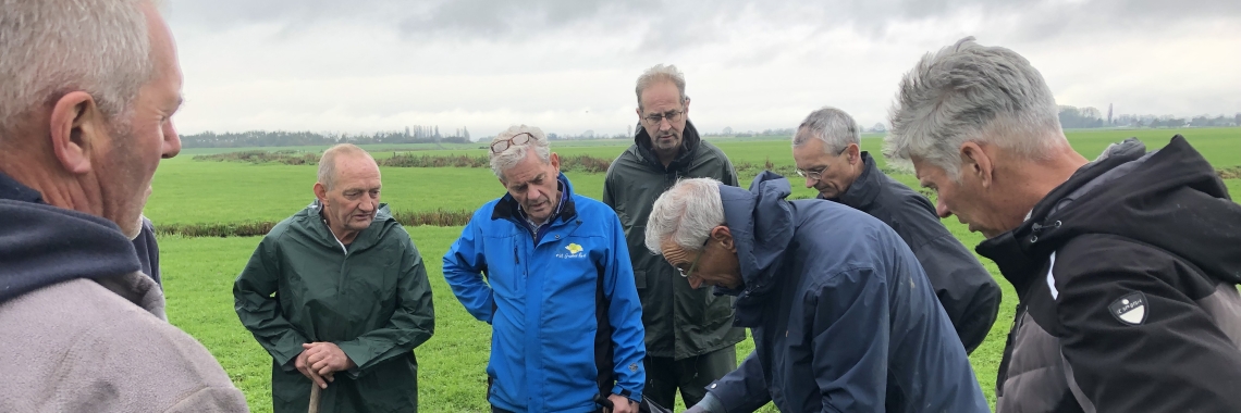 Bodemcoaches in het veld tijdens training