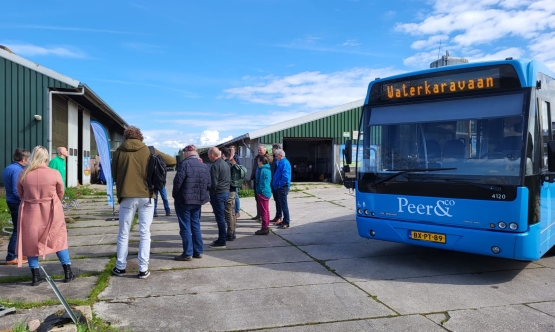 waterkaravaan bus op het erf van deelnemer Landbouwportaal