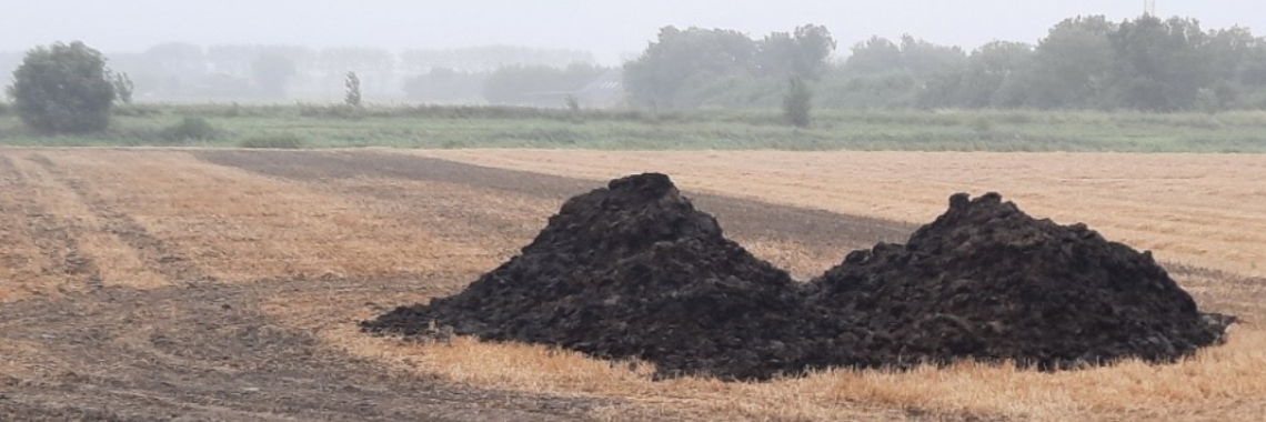 Opslag van compost wat door de neerslag niet te storten is.