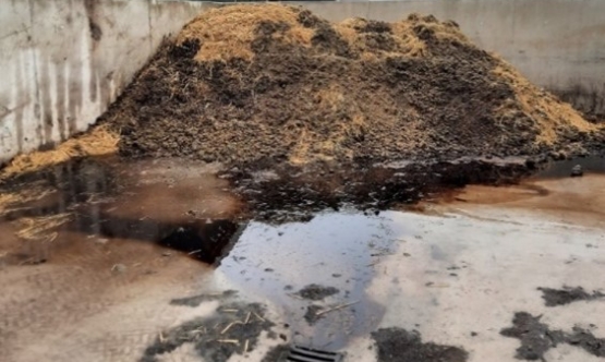 Opslag van compost wat door de neerslag niet te storten is.