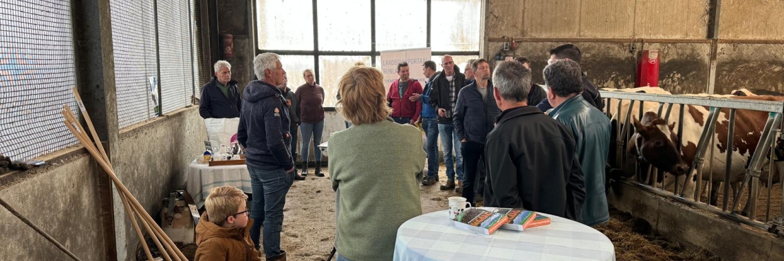 deelnemers koffiemomentje in stal